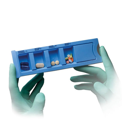 Een persoon met groene medische handschoenen houdt een blauwe AMPri Med-Comfort PP wegwerp medicijndispenser (4 vakken, 22,2 x 6 x 1,5 cm), met vakken voor 's ochtends, 's middags, 's avonds en 's nachts.