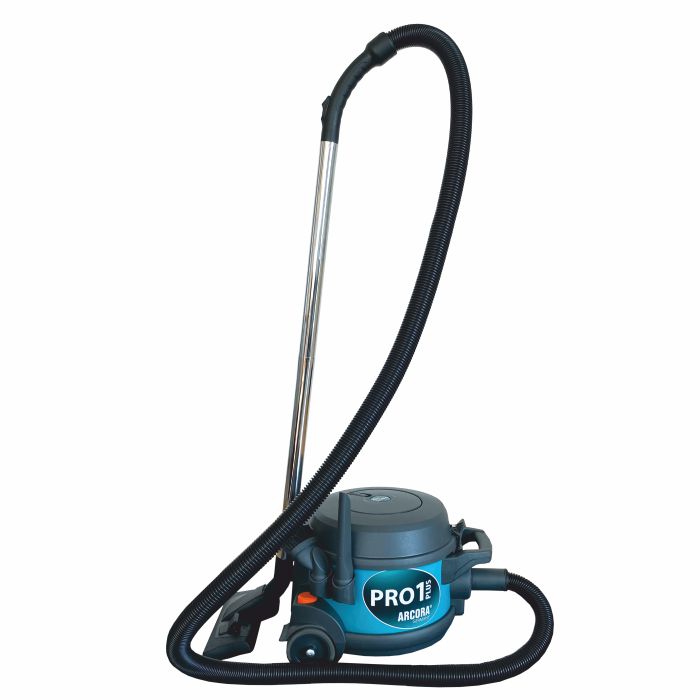De Arcora Pro1Plus stofzuiger professionele industriële stofzuiger van Arcora International GmbH is een krachtige industriële stofzuiger met een lange zwarte slang, een metalen buis en een donkergrijze behuizing met wielen en blauwe en oranje accenten.