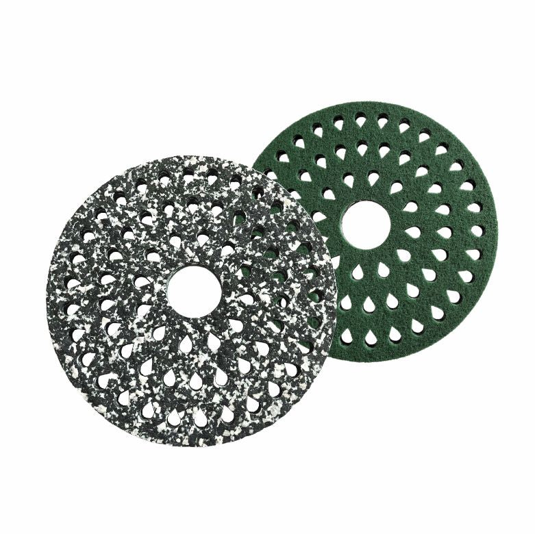 Twee Arcora Pu-Pads Light (Waterdrop System) voor kleine schrobzuigmachines: één zwart-wit gespikkeld, één effen groen, beide rond met midden gat. Ideaal voor het dagelijks onderhoud door Arcora International GmbH.