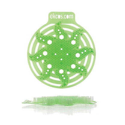 Een groene, ronde Ekcos Power Screen urinoirmat - 30+ dagen van Diversey Deutschland GmbH & Co. OHG met meerdere gaten en bladachtige uitsteeksels is rechtop afgebeeld; bovenaan is "ekcos.com" gedrukt, wat de langdurige geurcontrole tot wel 30 dagen benadrukt.