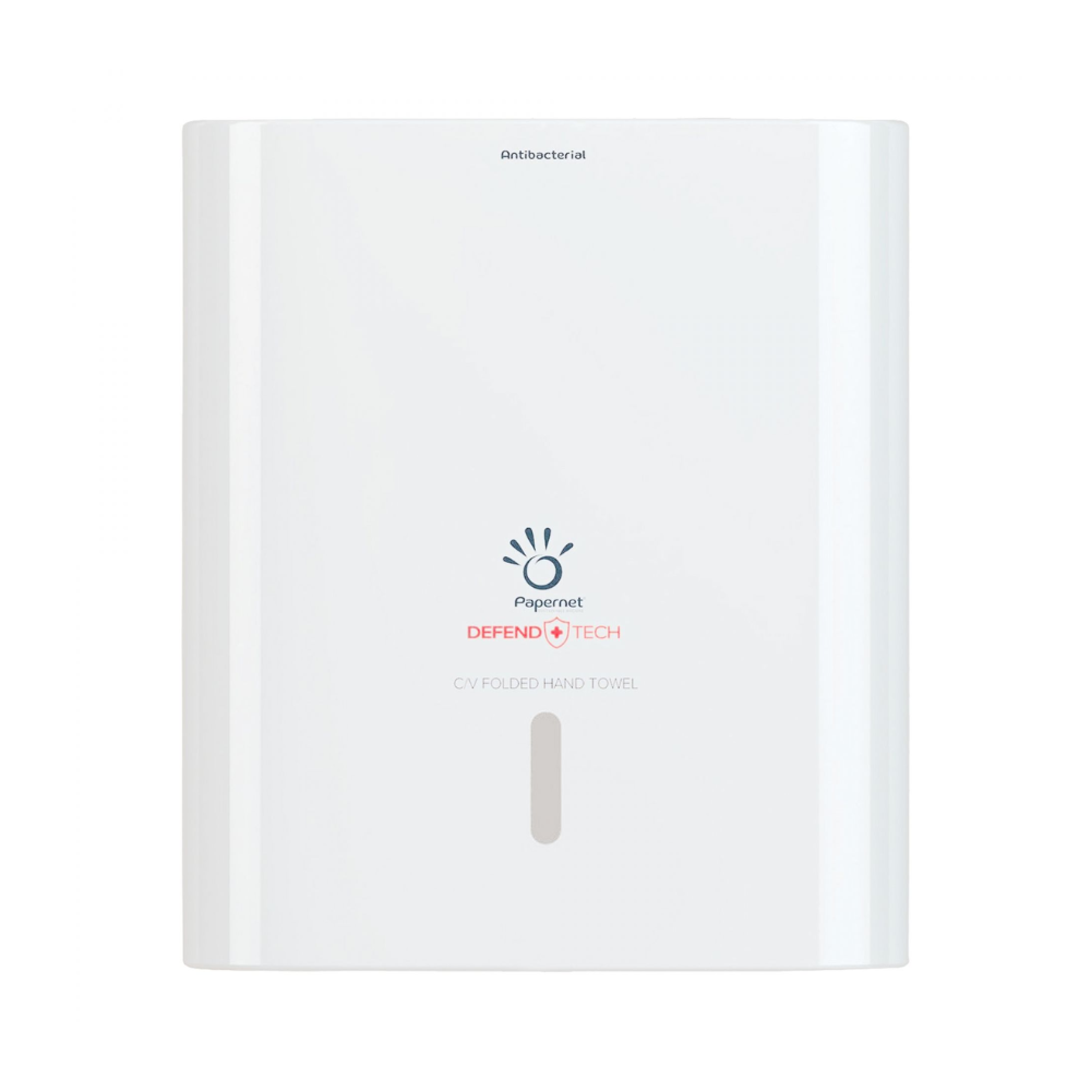Een witte, aan de muur bevestigde Papernet antibacteriële dispenser voor C/V-vouw gevouwen handdoeken met het logo van Sofidel Germany GmbH Defend Tech Technologie met de opdrukken 'antibacteriële dispenser' en 'CV Folded Hand Towel'. Aan de voorkant is een smalle verticale gleuf zichtbaar.