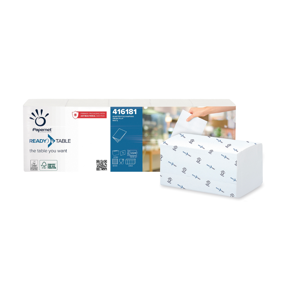 Een hand trekt een servet uit de Papernet ¼ vouw servettenverpakking van Sofidel Germany GmbH, die trots het FSC-gecertificeerde label presenteert. De verpakking, versierd met een blauw logopatroon, presenteert belangrijke details zoals de artikelcode 416181, die de excellentie van de Ready Table-technologie belichaamt.