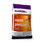 Een productafbeelding van een Plagron Cocos Premium 50L-zak van Bertels B.V. toont voornamelijk witte verpakkingen met paarse en oranje gebieden. Het benadrukt dat de zak niet bemest is, ideaal is voor hydrologische teelt en bevat verschillende symbolen en productdetails.
