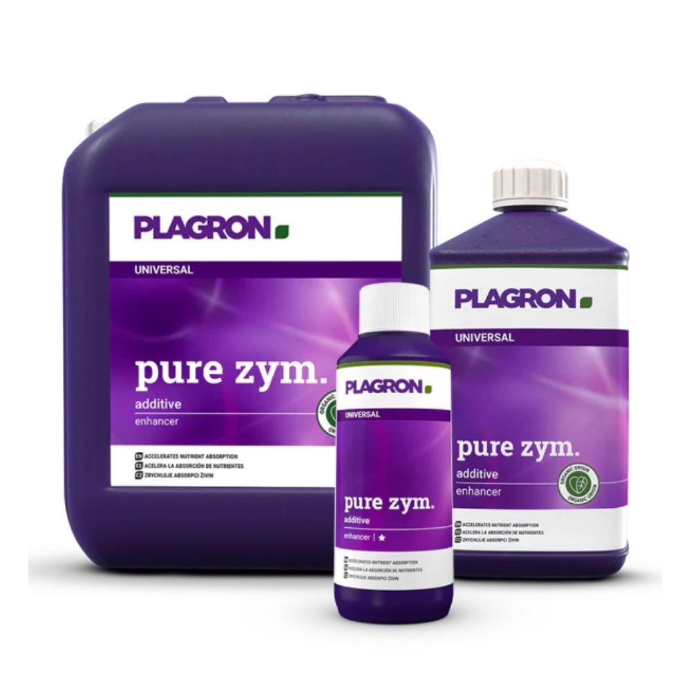 Getoond worden drie containers met Plagron Pure Zym van Bertels B.V., een natuurlijke bodemverbeteraar met enzymen. Op de achtergrond staat een grote paarse kanister, daarvoor een middelgrote en een kleine fles. Elke fles heeft een paars etiket met witte tekst.