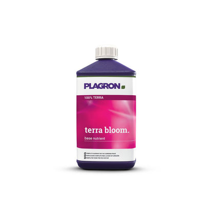 Plagron Terra Bloom, een premium bloeimiddel van Bertels B.V., wordt gepresenteerd in een donkere fles met witte dop en roze etiket met productnaam en merklogo. '100% Terra' staat in witte letters op een paarse achtergrond voor optimale bloei.