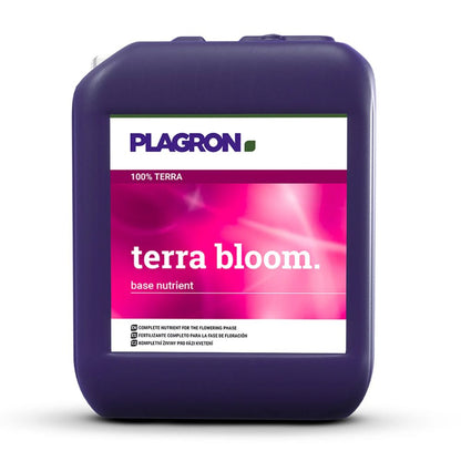 Een grote, donkerpaarse fles van de Plagron Terra Bloom-voedingsstof van Bertels B.V. valt op met zijn opvallende 'Terra Bloom'-etiket. Ideaal voor de bloeifase, is het de perfecte keuze voor bloeimiddelen.