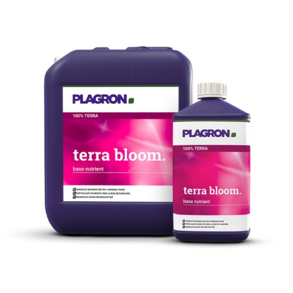 Twee containers met Plagron Terra Bloom van Bertels B.V. staan voor een witte achtergrond. De grotere donkerpaarse container heeft een roze-wit etiket dat het ontwerp van de kleinere weerspiegelt en is ideaal om een krachtige bloei in uw tuin te bevorderen.