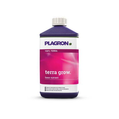 Een fles Plagron Terra Grow-basisvoedingsstof van Bertels B.V. is tentoongesteld. Ze heeft een paarse dop en een roze etiket met witte en groene tekst die snellere plantengroei tijdens de groeifase moet bevorderen.