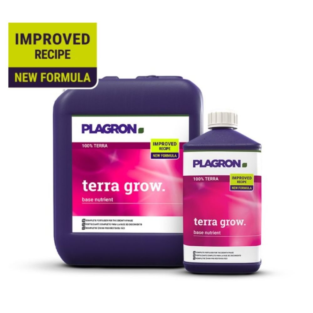 Twee containers met Plagron Terra Grow minerale basismeststof van Bertels B.V. staan voor een witte achtergrond. De grotere paarse container en de vergelijkbare kleinere fles hebben roze en witte etiketten die adverteren voor een verbeterde formule voor snellere plantengroei in de groeifase.