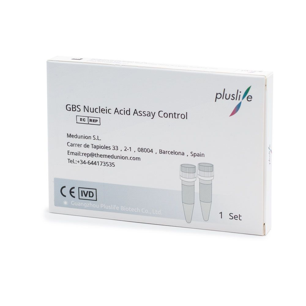 Het pakket met de opdruk „Pluslife GBS (Strep B) Nucleïnezuur PCR Controlekit“ bevat contactinformatie voor Medunion S.L. in Barcelona, Spanje, en Guangdong Pluslife Biotech Co., Ltd. Deze voor PCR-tests ontworpen kit bevat testcontroles voor Streptococcus agalactiae met twee kleine flesjes afgebeeld op de verpakking.