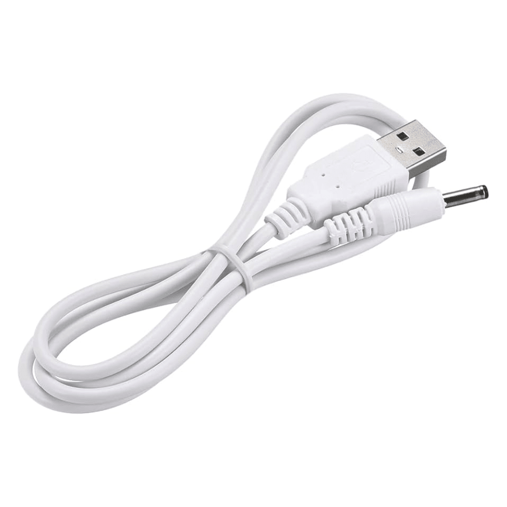 Een *Pluslife* USB-kabel in wit, met een standaard USB-A-stekker aan het ene uiteinde en een cilindrische DC-voedingsstekker aan het andere uiteinde, vertoont een robuuste afwerking. Het is netjes opgerold op een witte achtergrond en lijkt op de slanke *Pluslife oplaadkabel USB naar 3,5 mm*.