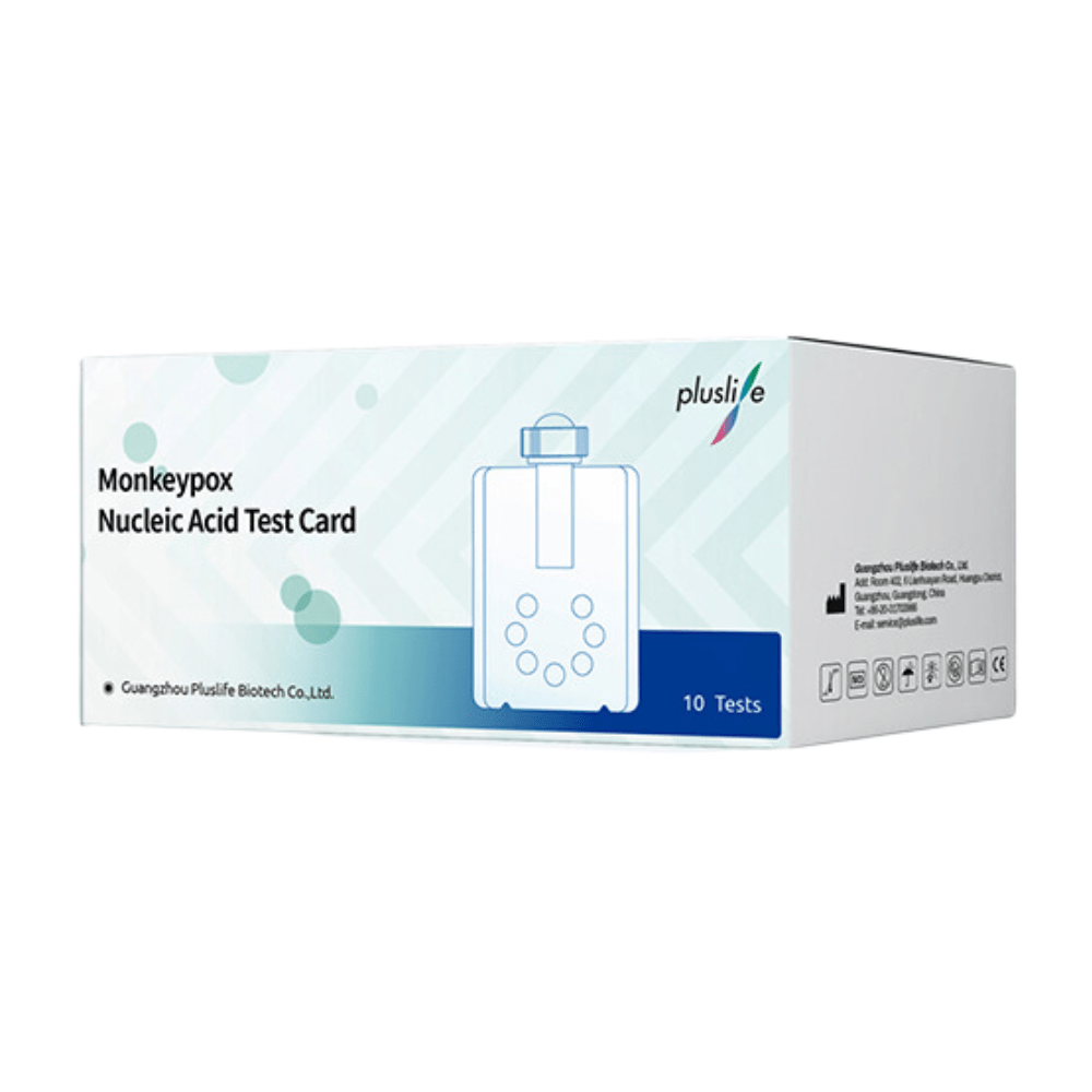 Te zien is een witte doos met het opschrift 'Pluslife Monkeypox Virus Nucleic Acid Test Card | Verpakking (10 stuks)'. Het toont een eenvoudige lijntekening van een flesje evenals het Pluslife-logo en dat van Guangzhou Pluslife Biotech Co., Ltd. Dit draagbare diagnosesysteem gebruikt de isotherme amplificatietechnologie voor de detectie van het apenpokkenvirus.