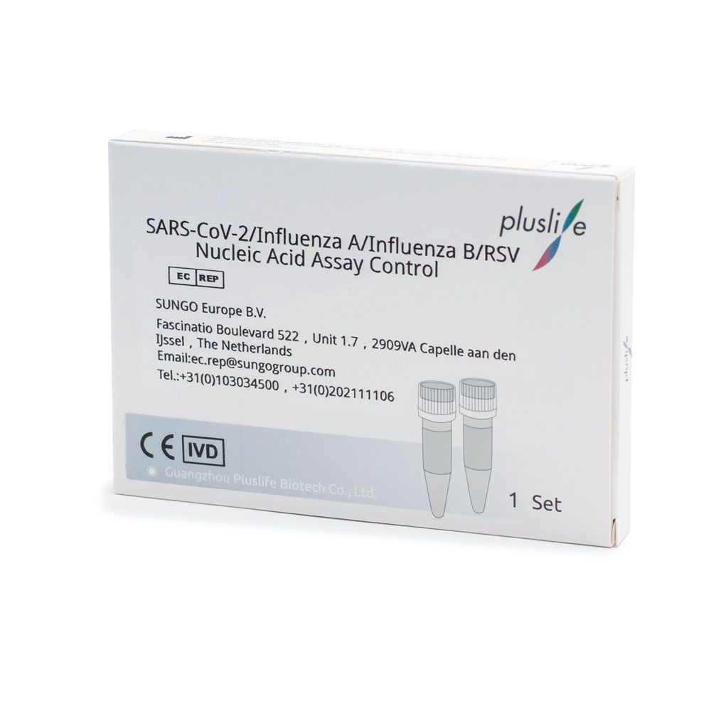 Een verpakking met de opdruk „Pluslife SARS-CoV-2/Influenza A/Influenza B/RSV Nucleïnezuur PCR Controlekit | Verpakking (1 paar)“ van Sunggo Europe B.V. bevat certificeringsmarkeringen, contactinformatie en toont een afbeelding van twee flesjes, wat de functie van het product als nauwkeurige controlekit voor een effectieve Influenza-PCR-test benadrukt.