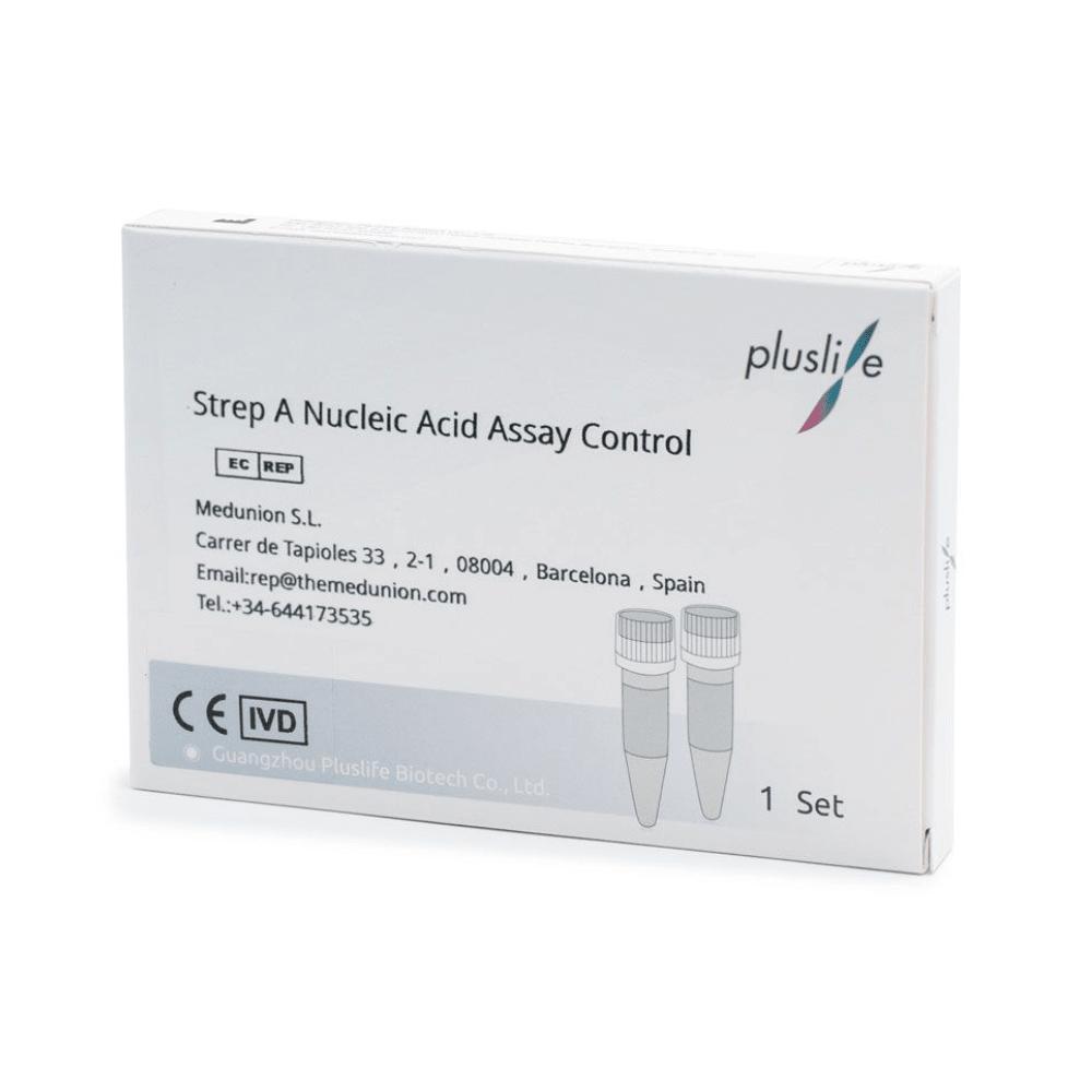 Op een doos met het opschrift 'Pluslife Strep A Nucleïnezuur PCR Controlekit' zijn de contactgegevens van Medunion S.L. in Barcelona, Spanje, te zien. De verpakking, die is ontworpen voor de Strep A-diagnostiek, bevat afbeeldingen van buisjes evenals logo's en officiële symbolen.