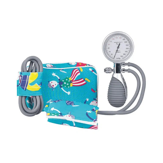 Wir präsentieren das Pressure Man II 2-Schlauch-Manometergerät für Kinder und Säuglinge von Servoprax GmbH. Diese Blutdruckmanschette für Kinder hat ein farbenfrohes Design mit Clowns und Luftballons und wird mit einem Manometer, einer Glühbirne und einem grauen Schlauch geliefert. Sie eignet sich perfekt für spielerische und dennoch präzise Blutdruckmessungen bei Kindern.