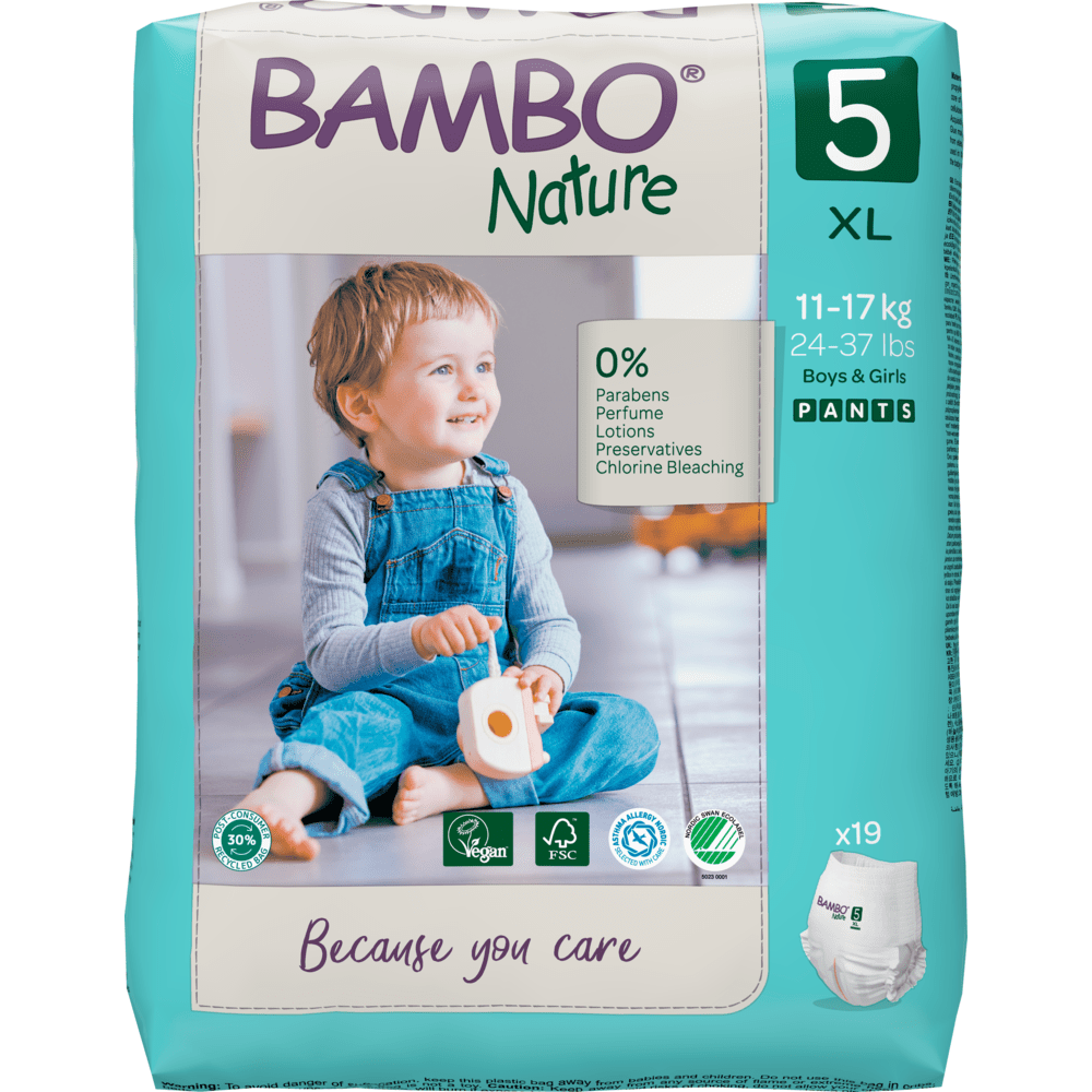 De Bambo Nature Pants XL van Abena Re-Seller GmbH, maat 5 (11-17 kg/24-37 lbs), in een pak van 19 met 0% ongewenste chemicaliën, geschikt voor jongens en meisjes; de verpakking toont een peuter in een blauwe overall die een speelgoed vasthoudt.