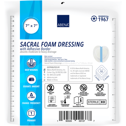Een rol Abena Re-Seller GmbH afvalzakken 125 L, 800x1000 mm, 48 my LDPE, Blauw (25 zakken) bevat productdetails, gebruiksinstructies en steriliteits-/hanteringssymbolen die lijken op die op de verpakking van Abena Sacraal Schuimverband.