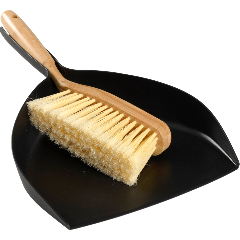 Een borstel met een bamboesteel en lichte borstelharen ligt op een zwarte kunststof stofblik - een ENA Living veegset, bamboe van Abena Re-Seller GmbH, die in een 12-pack stijlvol en milieuvriendelijk reinigt.