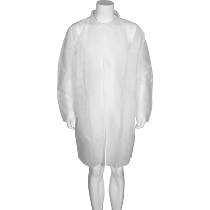 De bezoekersjas, Nonwoven/PP, Wit van Abena Re-Seller GmbH is een wegwerplaboratoriumjas met lange mouwen, kraag en knopen aan de voorkant, weergegeven op een etalagepop.