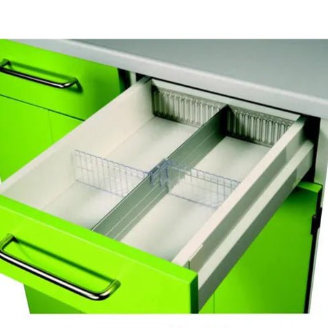 Een groene keukenschuiflade met een metalen handgreep opent zich en toont een Novocal dwarsverdeler voor lade (170 mm), een verstelbare witte kunststof organizer van Novocal, die ideaal is voor het organiseren van lades. De kast is groen en het werkblad is grijs.