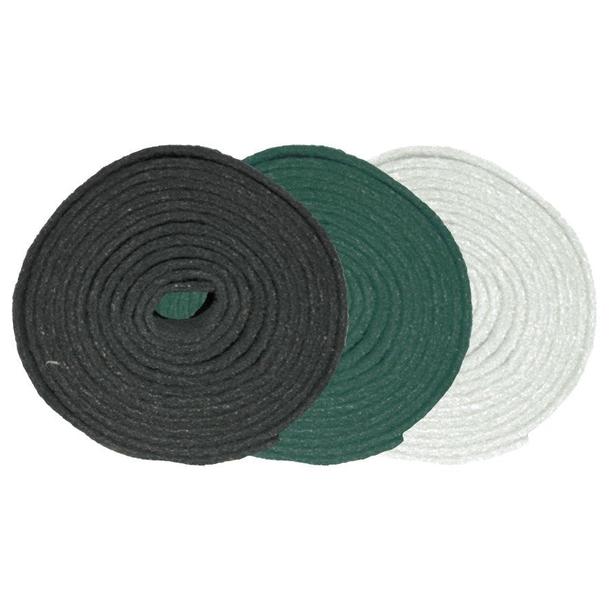 Drie rollen Arcora ROLLENWARE HANDPAD 5000 x 150 mm van Arcora International GmbH zijn afgebeeld in de kleuren zwart, groen en wit op een witte achtergrond - perfect voor diverse reinigings- of bindtoepassingen.