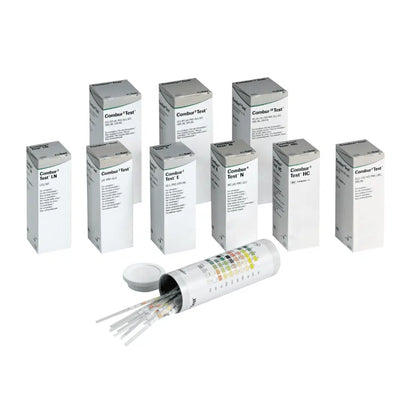 Achter een open cilindrische container met deksel verbergen zich negen dozen met het opschrift „Combur®“ van Servoprax GmbH, die elk 100 Roche urineteststrips bevatten. Aan de zijkant van de container is een meerkleurige tabel aangebracht, die perfect geschikt is voor het uitvoeren van een sneltest.