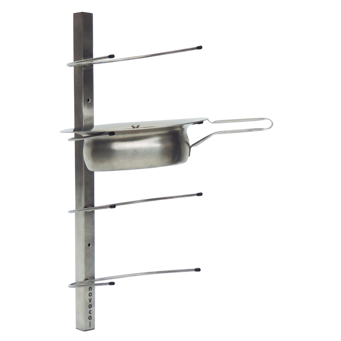De Novocal wandhouder van roestvrij staal voor 4 steekkannen (225 x 240 x 650 mm) is ideaal voor het opbergen van steekkannen in professionele zorginstellingen en draagt het opschrift "novocal" op de houder.