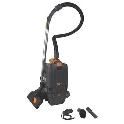 Das TASKI AERO BP B Plus Starter Kit von Diversey Deutschland GmbH & Co. OHG, ein ultraleichter Rucksacksauger mit Lithium-Ionen Technologie, wird aufrecht mit Schlauch, Stab, drei Zubehörteilen und Netzkabel für die ergonomische Reinigung gezeigt.