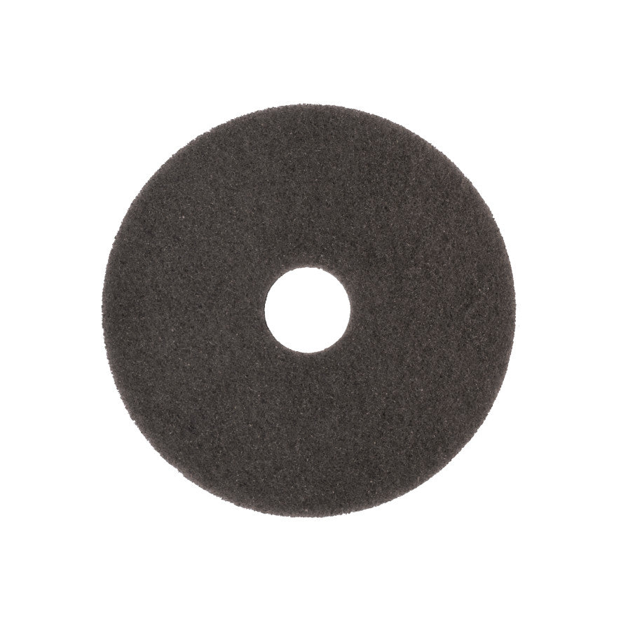 De Arcora SUPERPAD DONKERBRUIN van Arcora International GmbH is een ronde, platte, zwarte schrobpad met een gat in het midden en een ruwe structuur, ideaal voor het polijsten van donkere oppervlakken met de polijstmachine. Afgebeeld tegen een witte achtergrond.