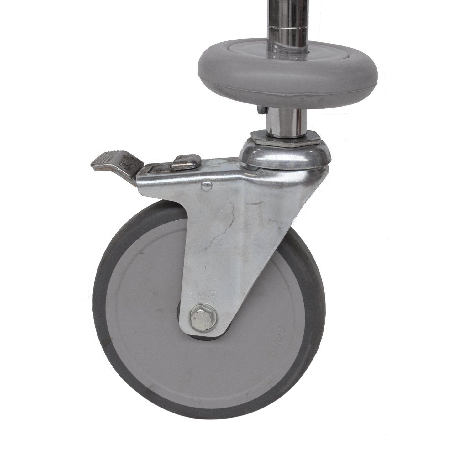 Een grijs stuurwiel met Novocal stootschijven (1 set = 4 stuks, verpakking 1 stuk), metalen beugel en voetrem, bevestigd aan een metalen staaf - perfect als vervangende sorteerwagen van Novocal.