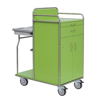 Een Novocal stationswagen van roestvrij staal, waarbij alle buisverbindingen volledig gelast zijn, beschikt over twee laden, een kast, een vlakke plaat, zijrails, vier zwenkwielen en een klein grijs dienblad dat aan één zijde is bevestigd. 2 | Verpakking (1 stuk).