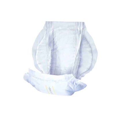 Een afbeelding van een open, ongebruikte volwassen luier met zijpanelen en elastische beenboorden voor optimaal draagcomfort. De San Seni Prima Incontinentie-voorlegger | Verpakking (30 stuks) van TZMO Deutschland GmbH is wit met een lichtblauwe en gele streep in het midden, die het absorptiegebied bij blaaszwakte aangeeft.