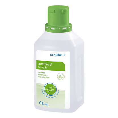 Een fles Schülke antifect® N Liquid oppervlaktedesinfectie van Schülke & Mayr GmbH met een wit etiket en groene accenten, waarop symbolen voor biologische gevaren en milieubescherming zijn afgebeeld.