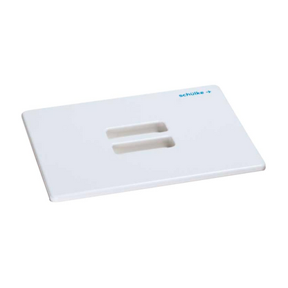 Het Schülke Wannen-systeem 3 liter van Schülke & Mayr GmbH is een witte, rechthoekige container met twee parallelle, rechthoekige sleuven in het midden en de merknaam 'schülke' in blauwe letters in de rechterbovenhoek, wat het ideaal maakt voor instrumentenvoorbereiding en medische toepassingen.