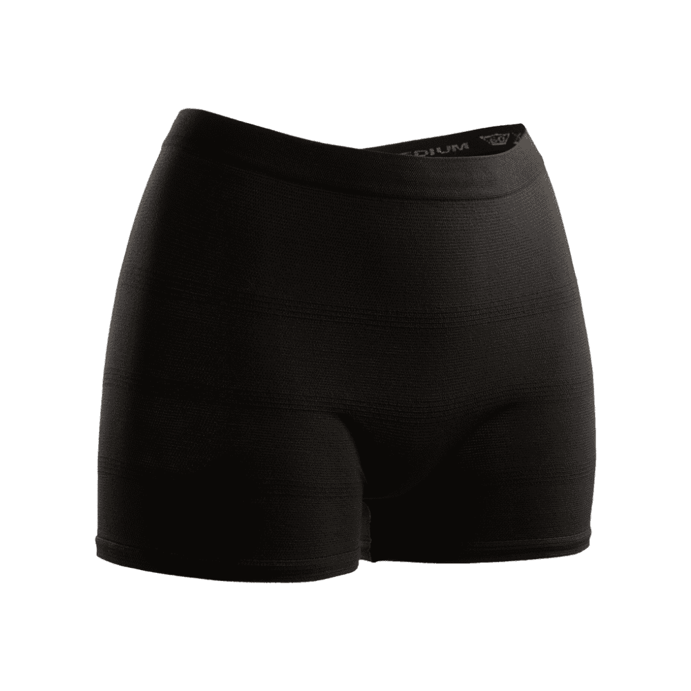 Seni Fix Comfort Lady zwarte compressieshorts op een witte achtergrond, met een strakke pasvorm en een elastische tailleband, ontworpen voor sportief gebruik. Het logo van TZMO Deutschland GmbH is zichtbaar bij de taille. Ideaal als fixeerbroekje voor veilig dragen