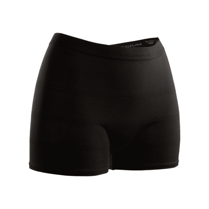 Seni Fix Comfort Lady zwarte compressieshorts op een witte achtergrond, met een strakke pasvorm en een elastische tailleband, ontworpen voor sportief gebruik. Het logo van TZMO Deutschland GmbH is zichtbaar bij de taille. Ideaal als fixeerbroekje voor veilig dragen