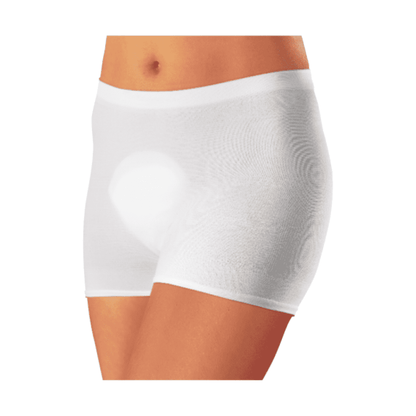 Een close-up van een persoon die een witte, strak zittende boxershort "Seni Fix Comfort elastische fixeerbroekjes" van TZMO Deutschland GmbH draagt, met de nadruk op het gebied van de taille tot halverwege de dij op een witte achtergrond.