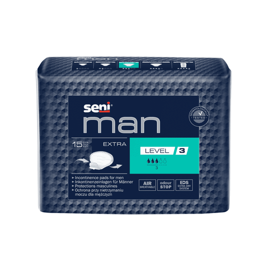 Een verpakking Seni Man Extra Level 3 incontinentie-inlegkruisjes, verpakking (15 stuks) van TZMO Deutschland GmbH voor mannen, met 15 inlegkruisjes per verpakking in een blauw kleurenschema en de bewering dat ze geurbestrijding en een betere luchtcirculatie zouden bieden.