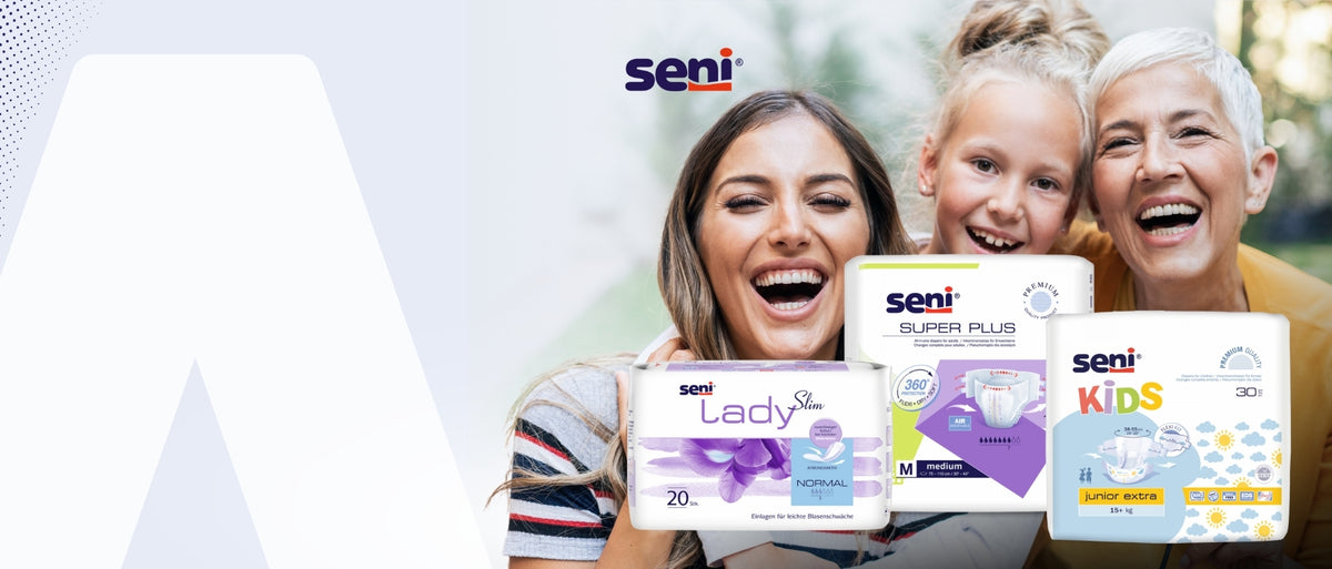 „Lächelnde Frau mit Kind und älterer Dame im Hintergrund, daneben Produkte der Marke Seni: 'Seni Lady Slim' für leichte Blasenschwäche, 'Seni Super Plus' Inkontinenzhosen (Größe M), sowie 'Seni Kids Junior Extra' Windeln für Kinder ab 15 kg. Darstellung betont generationsübergreifende Pflege mit Fokus auf Hygieneprodukte für Frauen, Senioren und Kinder.“