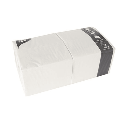 Een rechthoekige verpakking PAPSTAR 250 servetten, 3-laags, 1/8-vouw van de PAPSTAR De GmbH meet 33 x 33 cm en is verpakt in doorzichtige kunststof met een zwart-wit etiket aan één uiteinde.
