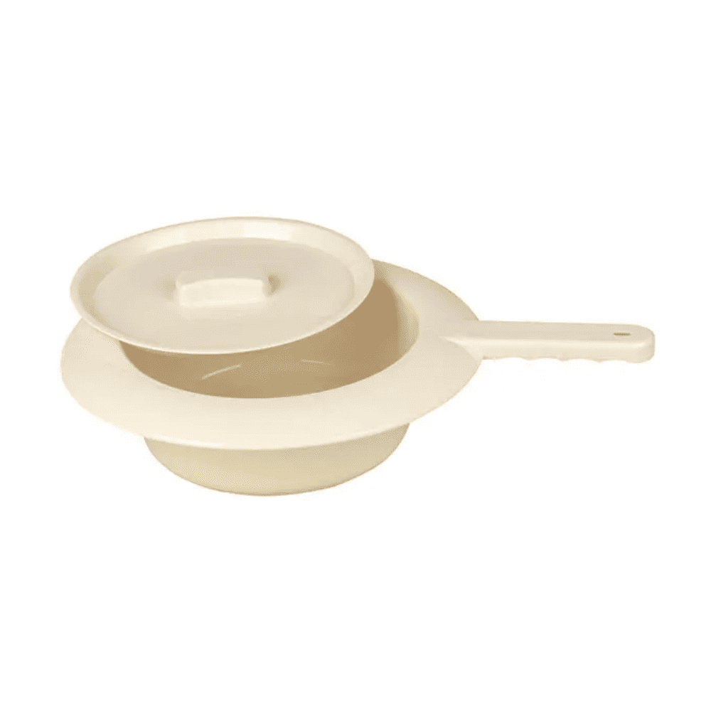 Tegen een witte achtergrond is het Servoprax steekbekken van kunststof - 300 x 80 mm van Servoprax GmbH afgebeeld. Het bestaat uit een beige polypropyleen structuur met deksel en handgreep. Het deksel is licht geopend en biedt een blik in de binnenkant van de bedpan, wat het eenvoudige en functionele ontwerp ervan benadrukt.