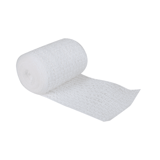 Een gedeeltelijk afgerolde rol van een wit, elastisch verband met een structuurpatroon ligt op een witte ondergrond. Het Söhngen WS-elast. gaasverband van 8 cm x 4 m van W. Söhngen GmbH heeft een grote rekbaarheid, is daardoor licht van gewicht en ideaal voor medisch en ondersteunend gebruik in elke EHBO-voorziening.
