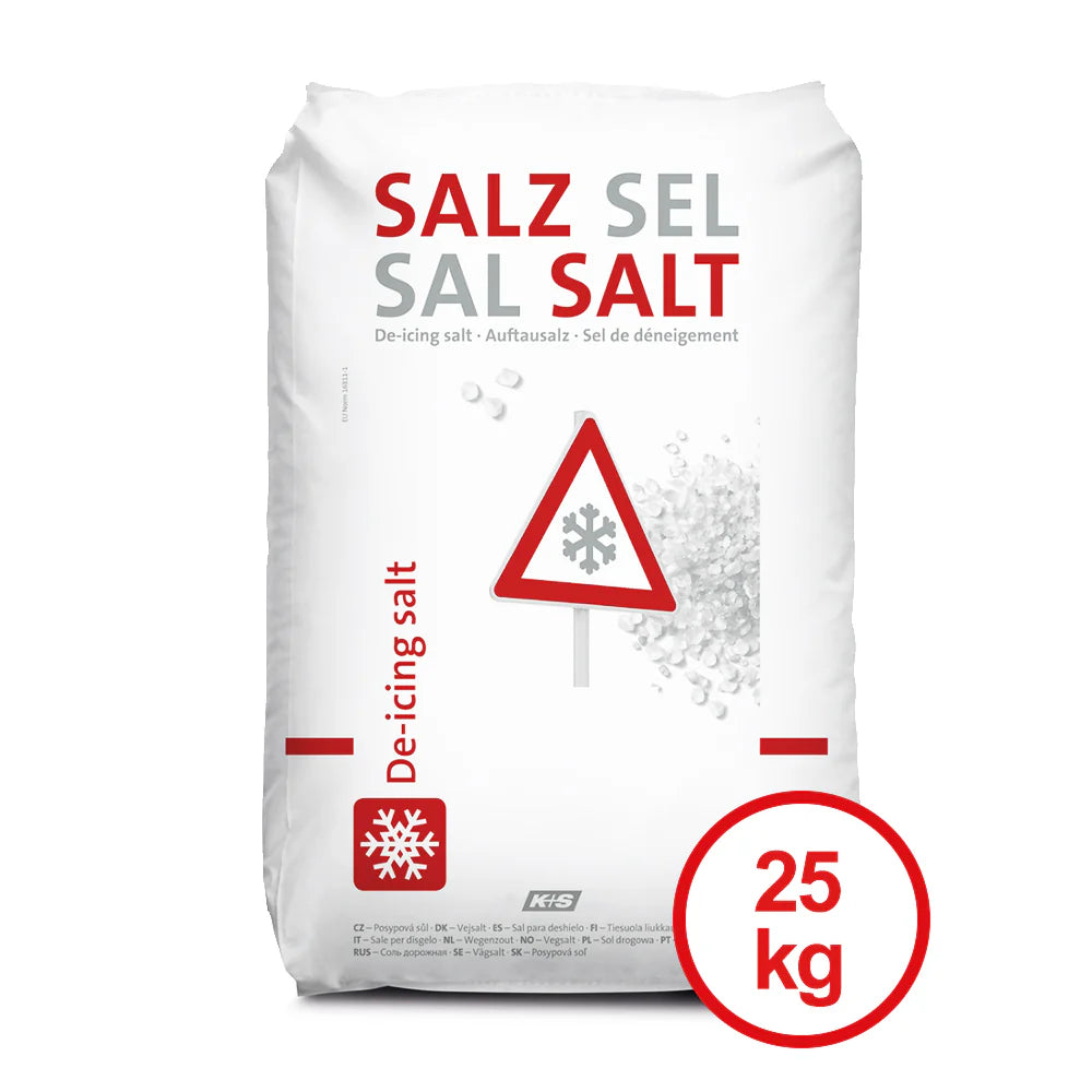 Een 25 kg zak steen-dooizout van K+S AG, meertalig gelabeld – „Zout“, „Sel“, „Sal“ en „Salt“ – met een rood driehoek met sneeuwvloksymbool en de tekst „Dooizout“ of „Strooizout“. Dit product van K+S Minerals and Agriculture GmbH is ideaal voor de winterdienst.
