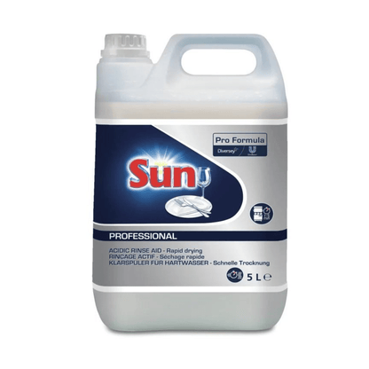 Afbeelding van een 5-liter kruik met het opschrift "SUN Professional glansspoelmiddel voor hard water" van Diversey Deutschland GmbH & Co. OHG, met zuur glansspoelmiddel om kalkaanslag te voorkomen. Ideaal voor commerciële vaatwassers, zorgt het voor snel drogen en is perfect geschikt voor hard water. De kan is voorzien van een handvat en een schenktuit en heeft meertalige tekst.