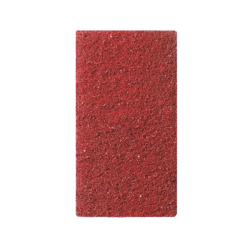 Een rechthoekig rood TASKI Twister Utility Handpad TXP van Diversey Deutschland GmbH & Co. OHG, met gestructureerd oppervlak, gefotografeerd tegen een effen witte achtergrond. Voor de handmatige reiniging van moeilijk bereikbare plaatsen of voor gebruik met randenreinigers.