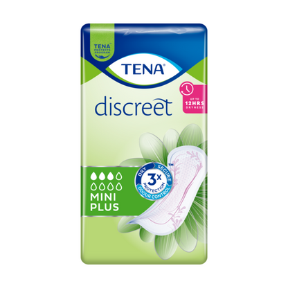 De verpakking van de TENA Discreet Mini Plus incontinentieverband, geproduceerd door TENA - Essity Germany GmbH, is uitgevoerd in blauw en groen. Ze benadrukt kenmerken zoals 'tot 12 uur droogheid' en '3-voudige bescherming geurcontrole' voor drievoudige bescherming. Bovendien is er een opvallend beeld van een verband met bloemenpatroon te zien om de effectieve bescherming tegen blaaszwakte te benadrukken. De verpakking bevat 20 stuks.