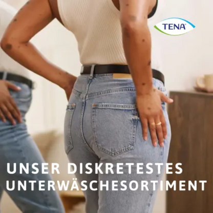 Een persoon in een wit hemdje en blauwe jeans staat met de handen in de heupen en wordt in een spiegel weerspiegeld. In de rechterbovenhoek verschijnt het TENA-logo. De tekst luidt: "Ons meest discrete ondergoedassortiment met TENA Silhouette Plus Black Incontinentiebroekjes maat M voor blaaszwakte."