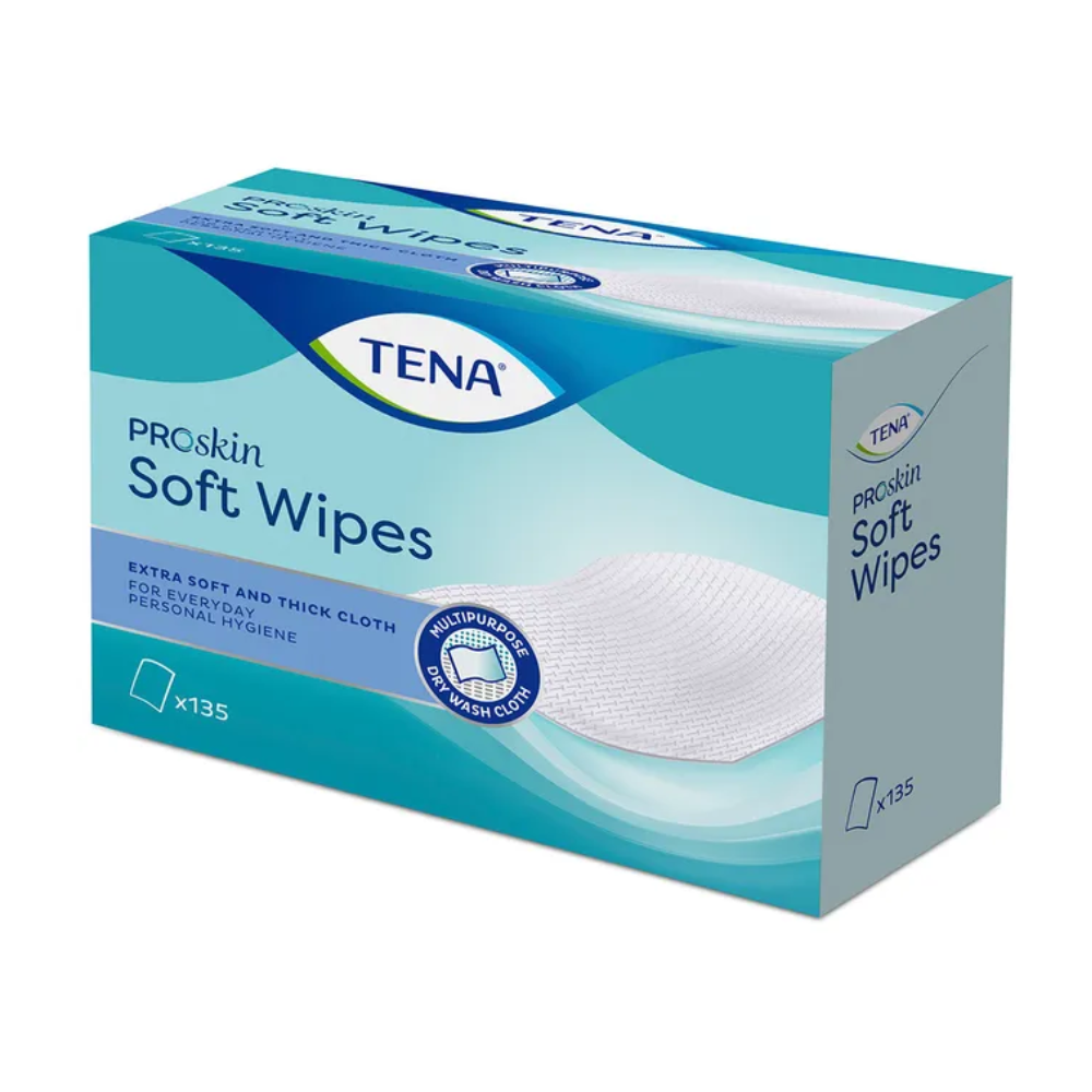 Een doos TENA Soft Wipes washandjes, ideaal voor lichaamsreiniging, wordt tentoongesteld. De blauw-witte verpakking benadrukt de uitzonderlijke zachtheid en dikte van de doekjes voor lichaams- en persoonlijke hygiëne. De door TENA – Essity Germany GmbH geproduceerde doos bevat 135 doekjes en is daarmee een onmisbaar incontinentieproduct.