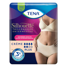 Eine Packung TENA Silhouette Plus Creme Inkontinenzslips von TENA - Essity Germany GmbH, abgebildet mit einer Frau, die das Produkt vorführt. Die Packung bietet sicheren Schutz, 3-fache Geruchskontrolle und Plus-Saugfähigkeit für Blasenschwäche.