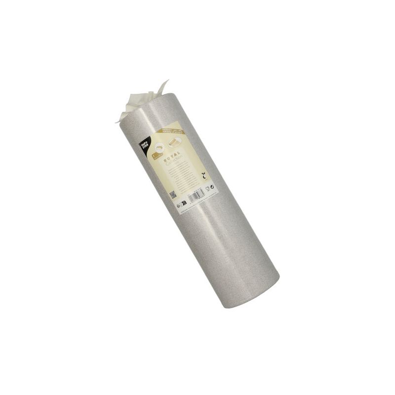 Een rol PAPSTAR tafelloper stofachtig PV-Tissue Mix 'ROYAL Collection' van PAPSTAR GmbH is elegant gelabeld met productinformatie. De rol staat rechtop voor een eenvoudige witte achtergrond en toont zijn hoogwaardige pulp-viscose-tissue-mix-samenstelling.